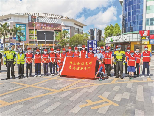 图：深圳交警成立交通文明志愿服务队。.png