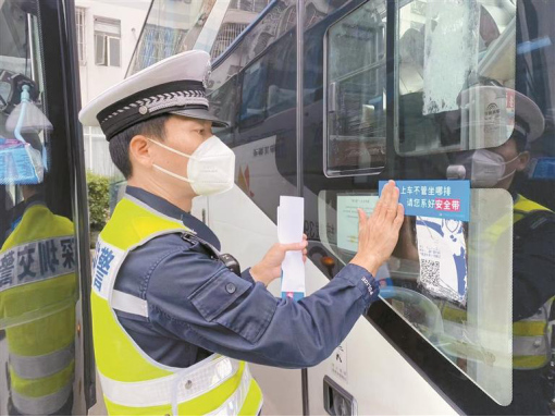 图：深圳交警开展“一盔一带”安全守护行动。.png