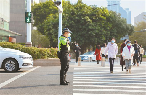 图：深圳交警在重点路段加强交通劝导。.png
