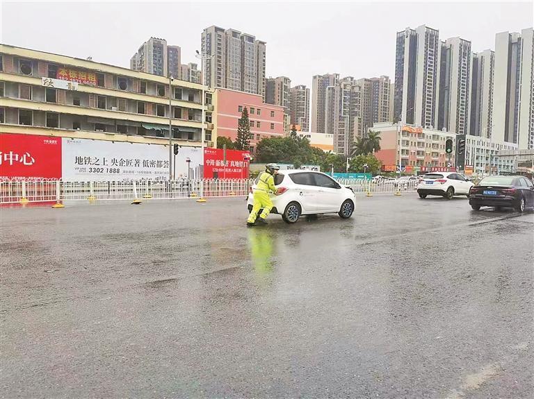 深圳交警：提醒驾驶员谨慎通过涉水路段