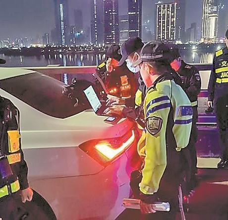 深圳晶报：深圳交警全力守护春运交通安全.jpg