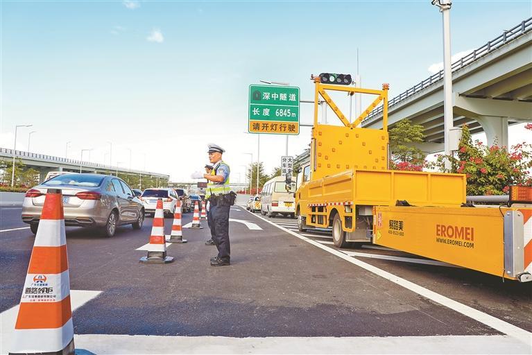 3深中通道开通半个月  深圳交警这样提升市民出行体验.jpg