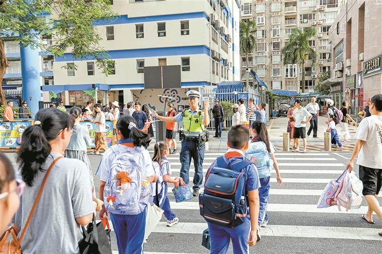 无人机同步巡航 守护学生入校