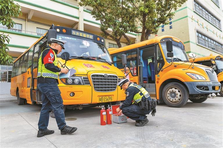 深圳特区报：全市校车大体检.jpg