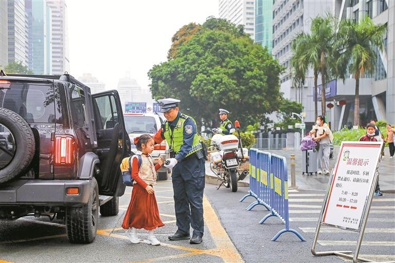 护航学子平安上学路