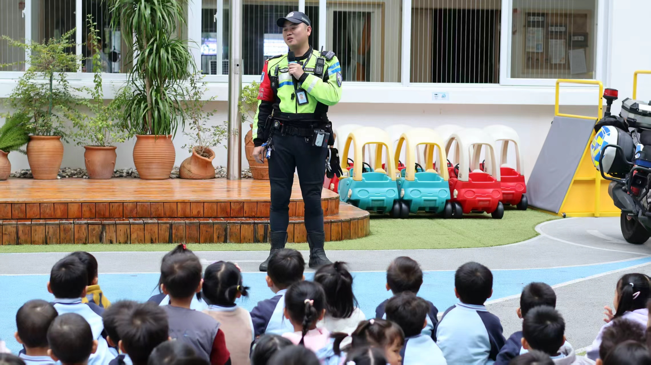 筑牢幼儿出行安全防线，交警“铁骑”进校园开展“交通安全第一课”