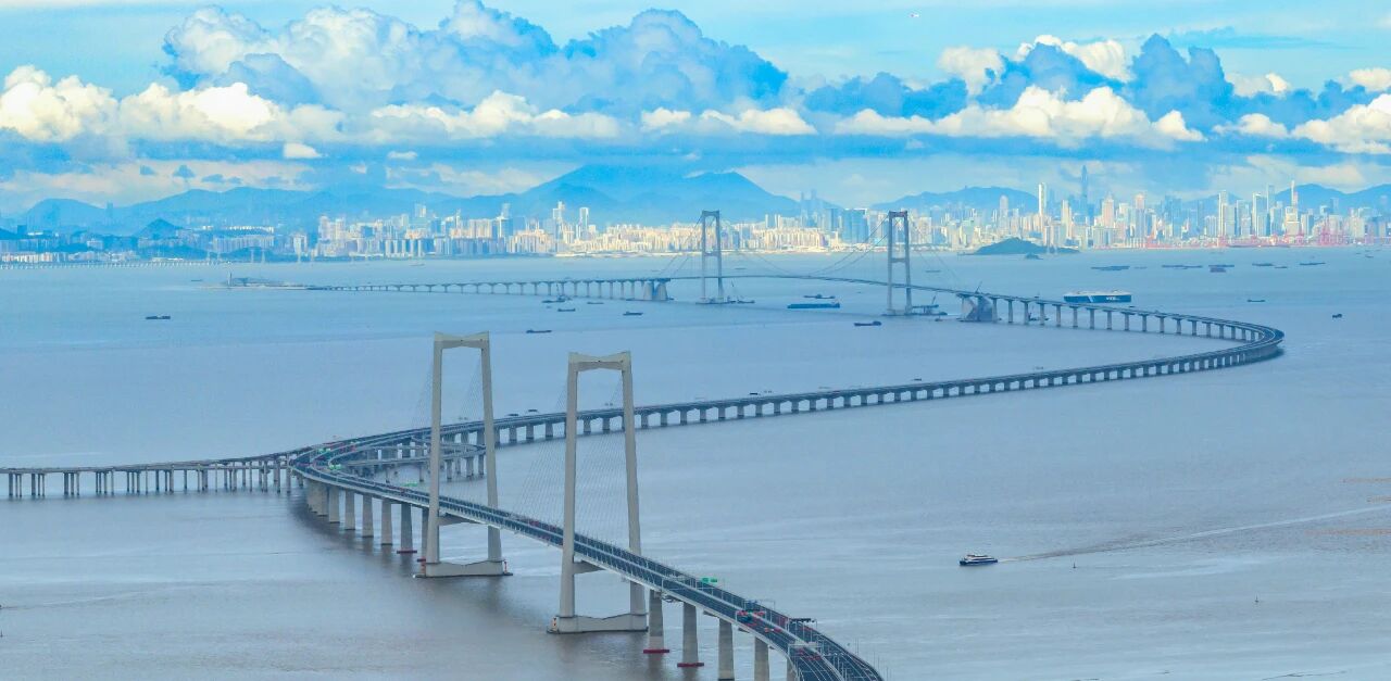 清明假期深中通道刷新单日车流纪录 返程高峰交警在岗护航