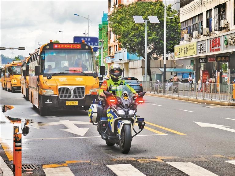 深圳特区报：深圳交警启动“静音护考”.jpg