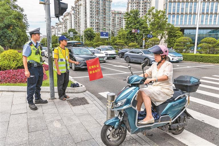 交警以柔性教育代替简单处罚