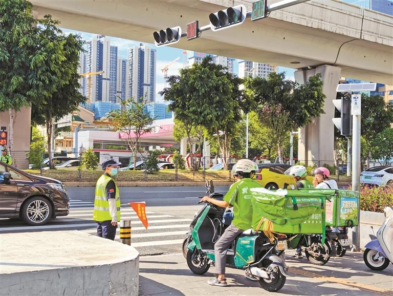龙岗72个路口设劝导站
