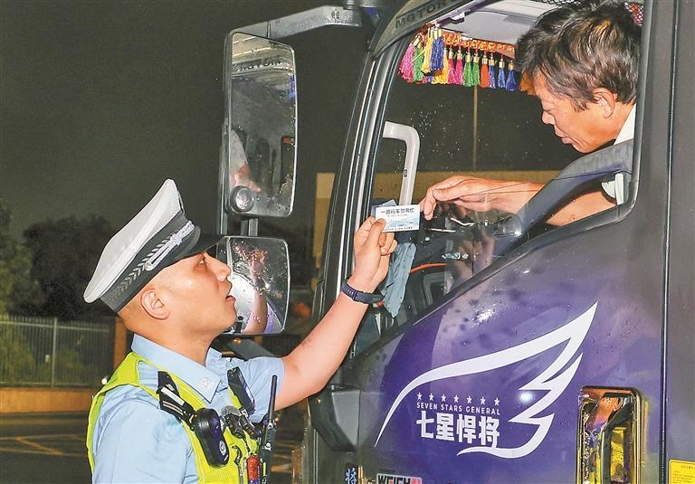 1瓶水2颗糖3句话 深圳交警推出“提神套餐”